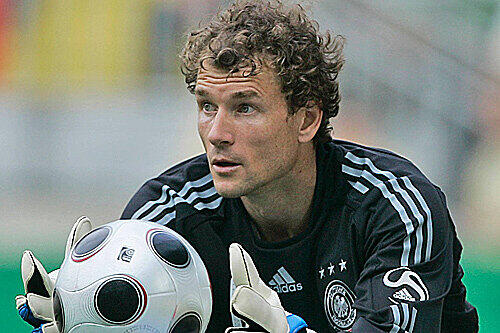 Jens Lehmann umarmt das DFB-Maskottchen Adler Paule. Seine sportliche Zukunft hat der Keeper vor der EM geregelt, er spielt nächste Saison beim VfB Stuttgart.
