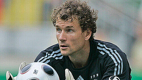 Jens Lehmann umarmt das DFB-Maskottchen Adler Paule. Seine sportliche Zukunft hat der Keeper vor der EM geregelt, er spielt nächste Saison beim VfB Stuttgart. Jens Lehmann umarmt das DFB-Maskottchen Adler Paule. Seine sportliche Zukunft hat der Keeper vor der EM geregelt, er spielt nächste Saison beim VfB Stuttgart.