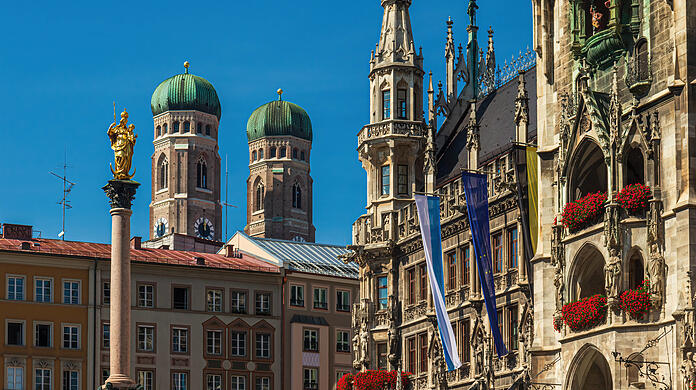 Am Münchner Rathaus hängt auch die Europa-Flagge. Denn viele dort finden: Die Stadt profitiert von der EU.