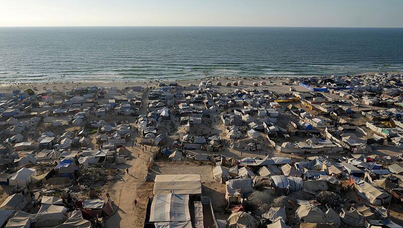 Ein behelfsmäßiges Zeltlager für vertriebene Palästinenser nahe Gaza