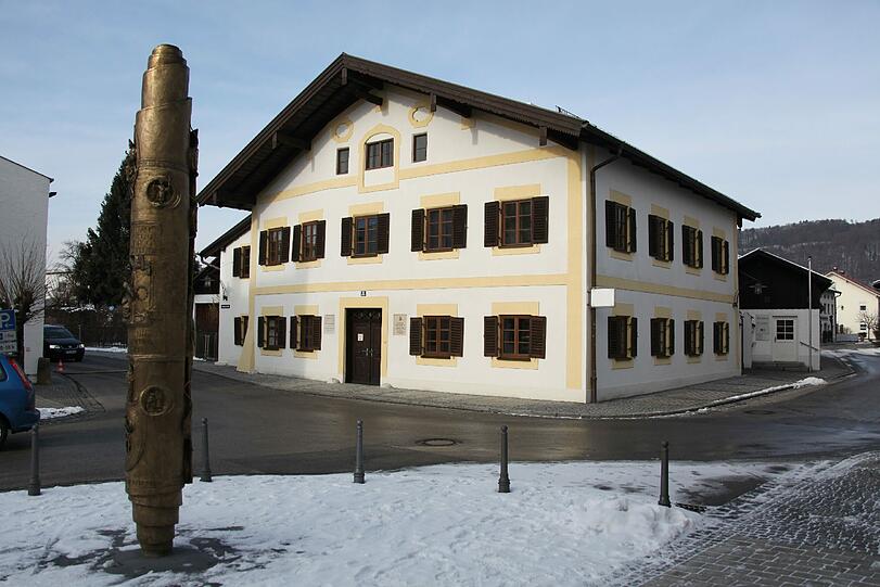 In diesem Haus am Marktplatz wurde Joseph Ratzinger 1927 geboren. Eine Gedenktafel am Eingang erinnert an den prominenten Bewohner.