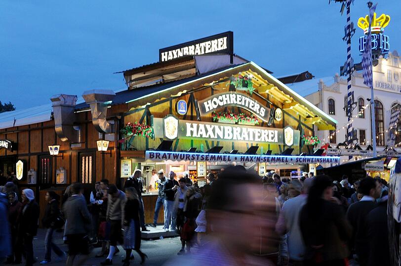 Kare und Dresscoded: Promis feiern in in der Hochreiter`s Haxenbraterei auf der Wiesn 2013