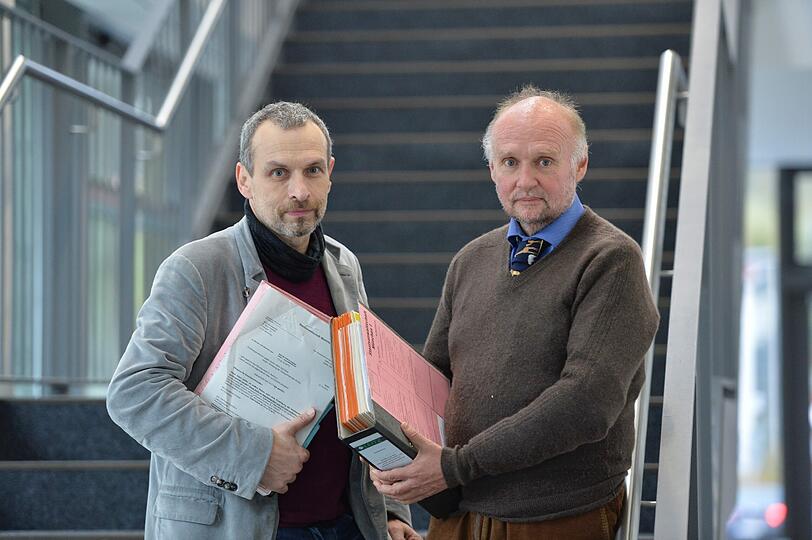 Der Passauer Journalist Hubert Denk (l., mit Anwalt Klaus Rehbock) ist ungeahnt ins Zentrum von erstaunlichen Ermittlungen geraten.