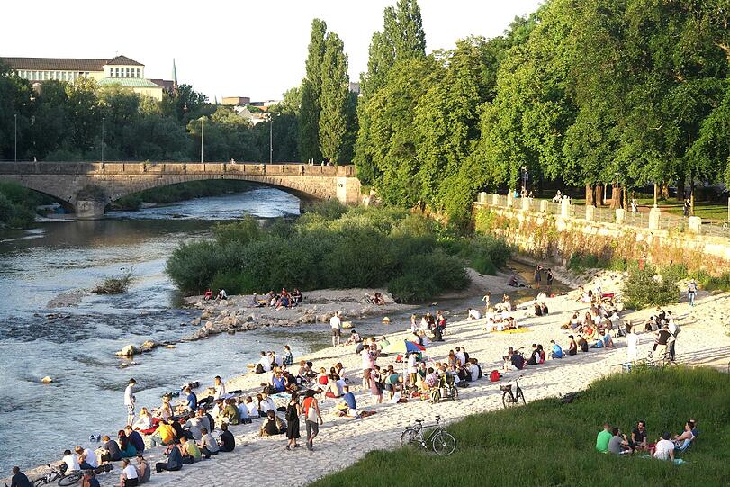 An an der Isar genießen die Münchner das schöne Pfingst-Wetter!