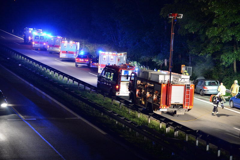 Unfall-Drama auf der A8 bei Grabenstätt: Eine französische Familie kracht mit ihrem Auto in ein Pannen-Auto. Bei dem Crash entsteht ein Trümmerfeld mit einer Länge von 300 Metern. Die Insassen kommen in die Klinik. Die Bilder...