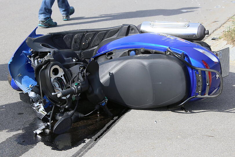 Schrecklicher Unfall auf der Kreisstraße MÜ25 in Richtung Waldkraiburg: Ein Rollerfahrer erlag seinen schweren Verletzungen!