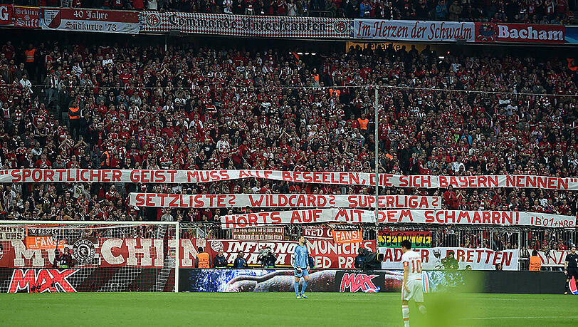 Fan-Proteste beim Champions League Spiel gegen Lissabon: "Setzliste? Wildcard? Superliga? Hörts auf mit dem Schmarrn!" Fan-Proteste beim Champions League Spiel gegen Lissabon: "Setzliste? Wildcard? Superliga? Hörts auf mit dem Schmarrn!"