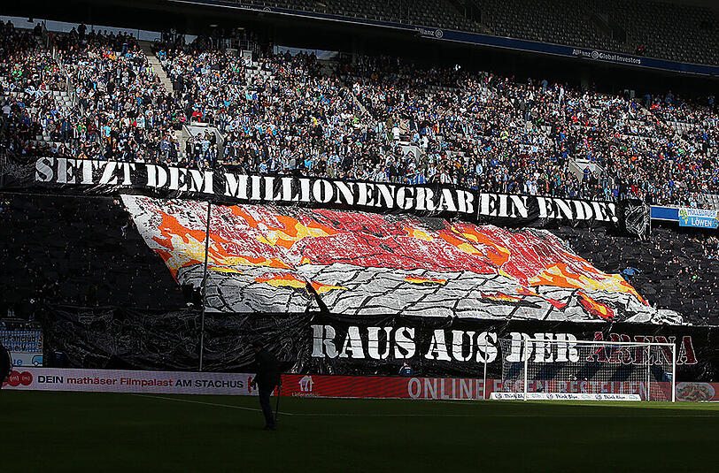 Fordern den Auszug aus der Allianz Arena: Die Löwen-Fans in der Nordkurve des Stadions in Fröttmaning.