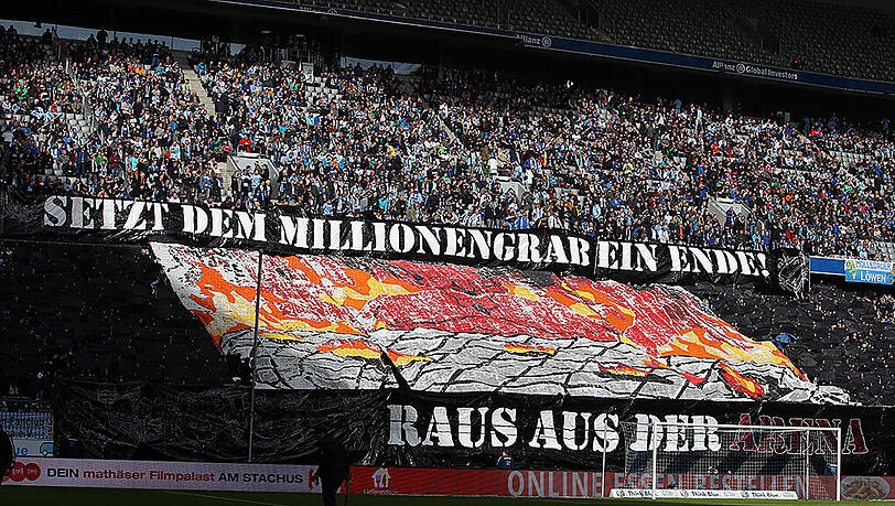 Fordern den Auszug aus der Allianz Arena: Die Löwen-Fans in der Nordkurve des Stadions in Fröttmaning. Fordern den Auszug aus der Allianz Arena: Die Löwen-Fans in der Nordkurve des Stadions in Fröttmaning.