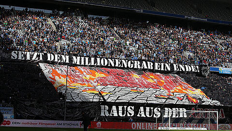 Fordern den Auszug aus der Allianz Arena: Die Löwen-Fans in der Nordkurve des Stadions in Fröttmaning.