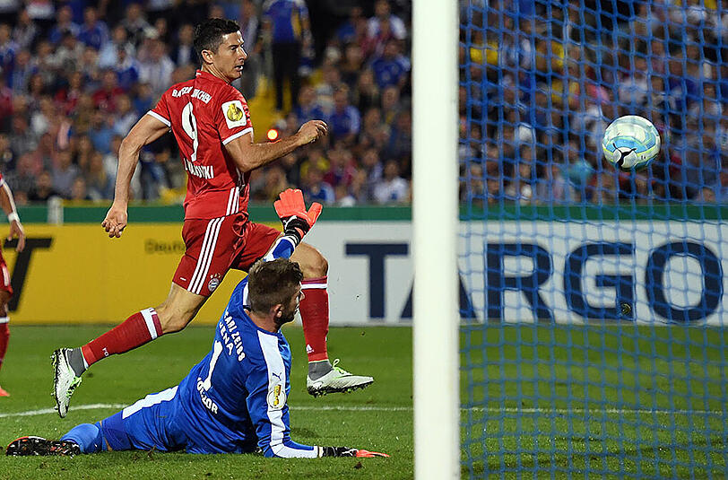 Robert Lewandowski, Note 1: Sein 1:0 (3.) war Bayerns schnellstes Pokaltor seit 2005. Der Torjäger machte noch in der ersten Halbzeit den Hattrick perfekt (34., 43.) und bereitete das 4:0 selbstlos vor.