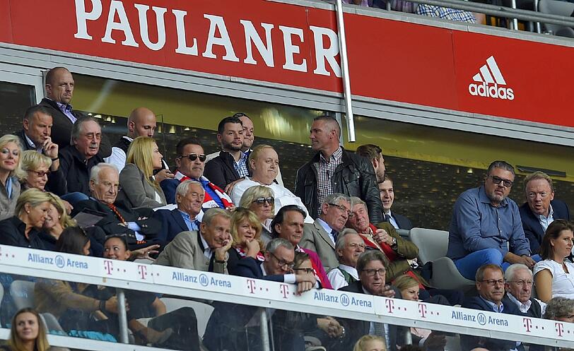 Bilder: Was macht der Löwen-Präsident beim Bayern Spiel?