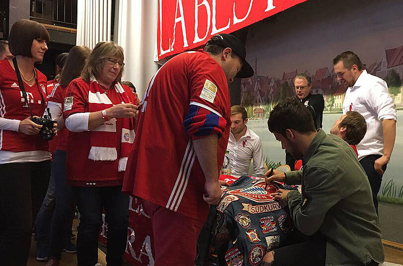 Juan Bernat beim Fanclub "La Bestia Negra 2008" in Ravensburg.