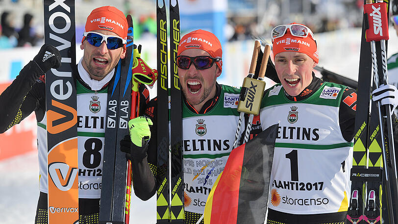 Gold, Silber und Bronze für Schwarz-Rot-Gold: Die Deutschen Johannes Rydzek (M, 1. Platz), Eric Frenzel (r, 2. Platz) und Björn Kircheisen (3. Platz) jubeln nach dem Rennen.