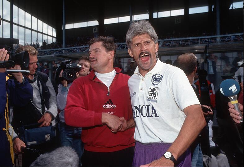 Lorant bringt die Löwen zurück in den Profifußball: Da war es vollbracht. Nach einem 1:1 gegen Ulm steigt der TSV 1860 unter Trainer Werner Lorant am 13. Juni 1993 wieder in die zweite Liga auf. Doch damit nicht genug...