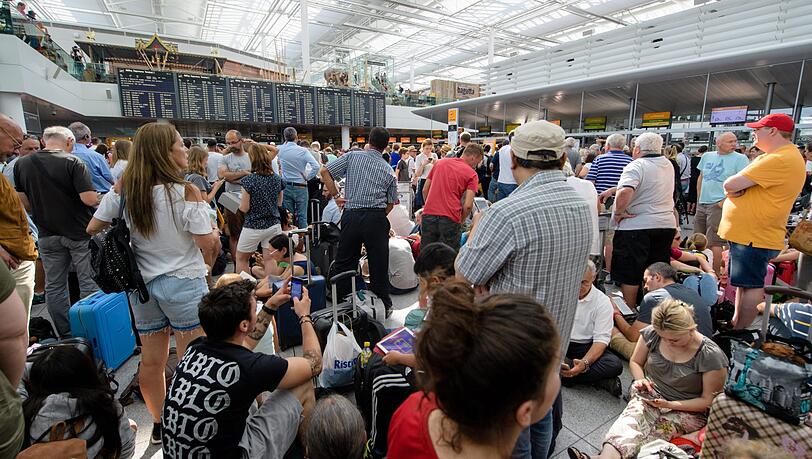 Wegen einer Sicherheitspanne am Flughafen, wurde am 28. Juli 2018 das Terminal 2 geräumt und zahlreiche Flüge gestrichen. Über 30.000 Passagiere saßen fest. Archivfoto Wegen einer Sicherheitspanne am Flughafen, wurde am 28. Juli 2018 das Terminal 2 geräumt und zahlreiche Flüge gestrichen. Über 30.000 Passagiere saßen fest. Archivfoto