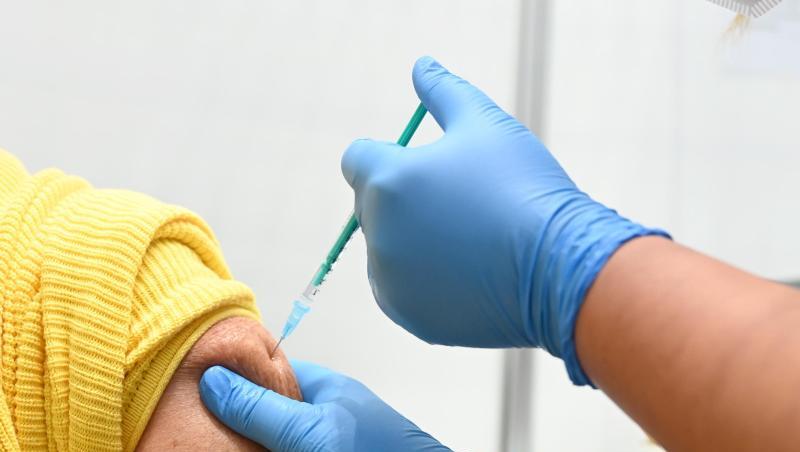 Eine Mitarbeiterin vom Impfzentrum am Robert-Bosch-Krankenhaus verabreicht eine Auffrischimpfung gegen das Coronavirus.