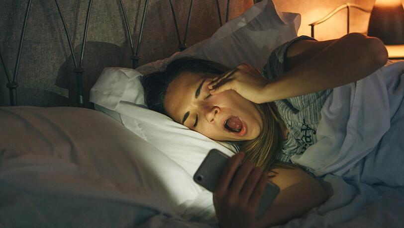 Vielen Menschen fällt es schwer, das Smartphone wegzulegen - selbst im Bett. Vielen Menschen fällt es schwer, das Smartphone wegzulegen - selbst im Bett.