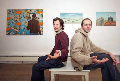 Angebot zum Kennenlernen: Lászlo Hatházi (links seine Bilder) und Levente Szücs (rechts mit seinen) in ihrer Ausstellung.