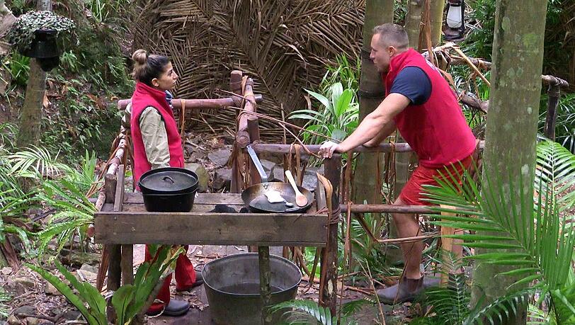 "Mir wurde ja immer gesagt, dass ich Frauen klein mache, um mich gro&szlig; zu machen", rechtfertigt sich Patrick Romer, w&auml;hrend er Eva Benetatou beim Abwasch hilft.