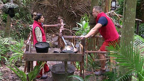 "Mir wurde ja immer gesagt, dass ich Frauen klein mache, um mich gro&szlig; zu machen", rechtfertigt sich Patrick Romer, w&auml;hrend er Eva Benetatou beim Abwasch hilft.