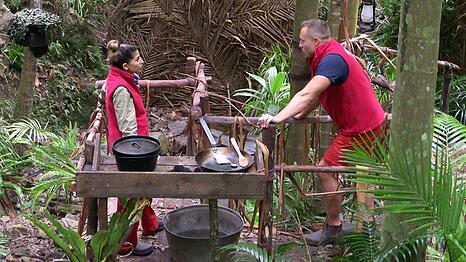 "Mir wurde ja immer gesagt, dass ich Frauen klein mache, um mich gro&szlig; zu machen", rechtfertigt sich Patrick Romer, w&auml;hrend er Eva Benetatou beim Abwasch hilft.