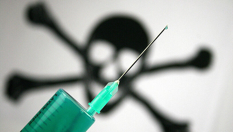Tod durch Giftspritze. Weil die USA immer schwerer an Giftmischungen kommen, wird mit den unterschiedlichsten Stoffen experimentiert. Die zum Tode Verurteilten leiden oft Höllenqualen. Tod durch Giftspritze. Weil die USA immer schwerer an Giftmischungen kommen, wird mit den unterschiedlichsten Stoffen experimentiert. Die zum Tode Verurteilten leiden oft Höllenqualen.