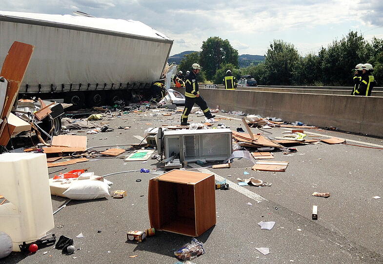 Sechs Lastwagen, ein Wohnmobil und ein Auto waren an dem Unfall bei Guxhagen beteiligt.