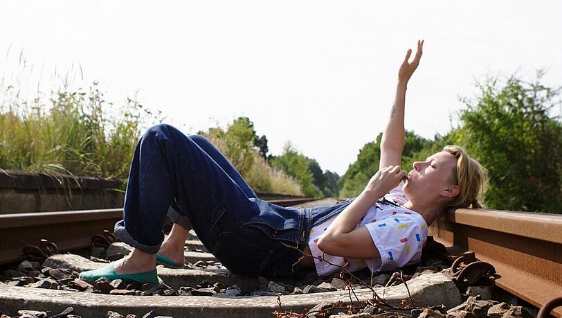Wenn der Herzschmerz zu groß wird, legt sich Kerstin (Lana Cooper) auf die Bahngleise, um auf die Rückkehr ihres Liebsten zu warten.