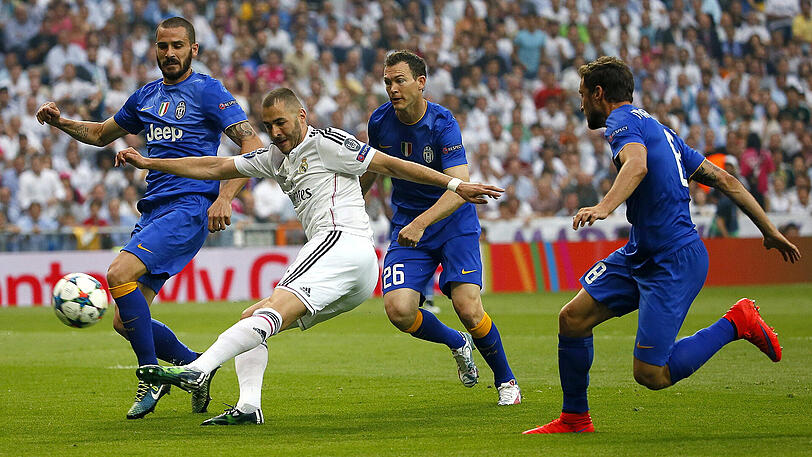 Beim letzten Aufeinandertreffen behauptete sich Juventus Turin im Halbfinale der Champions League 2015 gegen Real Madrid - hier sieht sich Real-Angreifer Karim Benzema einer Juve-Übermacht gegenüber.
