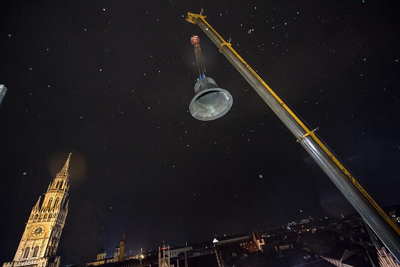 Von der Ankunft auf dem Lkw bis rauf in den Turm - verfolgen Sie den Weg der Jubiläumsglocke in Bildern.
