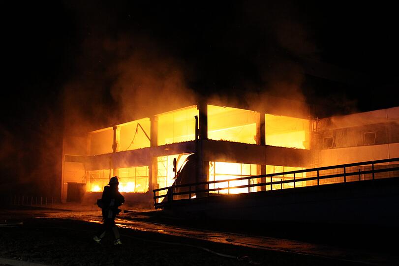 Am Mittwochabend stand die Lagerhalle in Flammen.