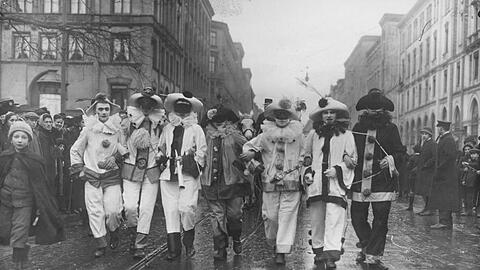 Faschingstreiben 1910, hier auf der Maximilianstraße.