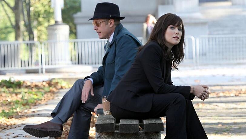 James Spader alias "Red" vertraut sich nur der jungen FBI-Agentin Keen (Megan Boone) an James Spader alias "Red" vertraut sich nur der jungen FBI-Agentin Keen (Megan Boone) an