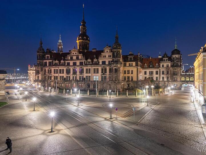 Das Residenzschloss in Dresden am Abend.