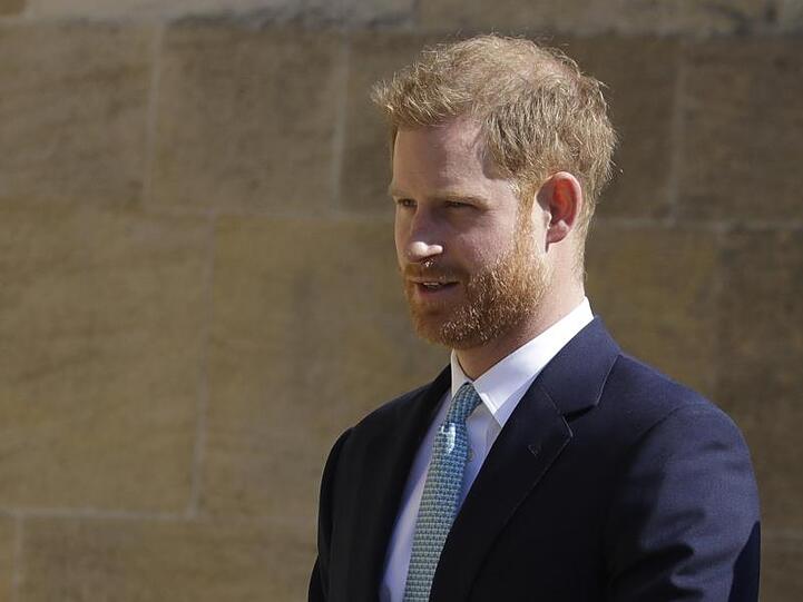 Prinz Harry vor der St.-Georgs-Kapelle auf dem Gelände von Schloss Windsor.