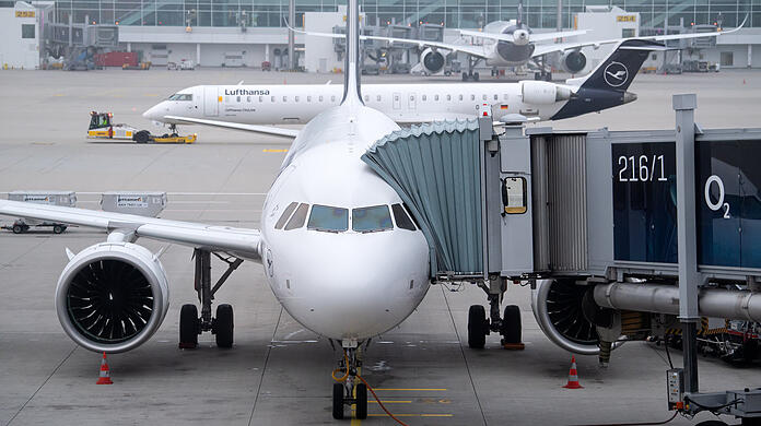 Eine Lufthansa-Maschine steht am Flughafen München kurz vor dem Abflug am Gate.