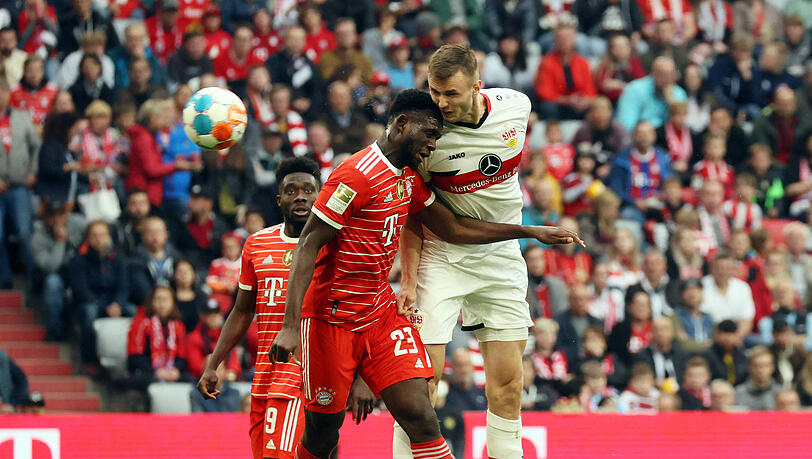 Zu spät: Stuttgarts Kalajdzic (r.) köpft zum 2:2 ein – Nianzou hat das Nachsehen. Zu spät: Stuttgarts Kalajdzic (r.) köpft zum 2:2 ein – Nianzou hat das Nachsehen.