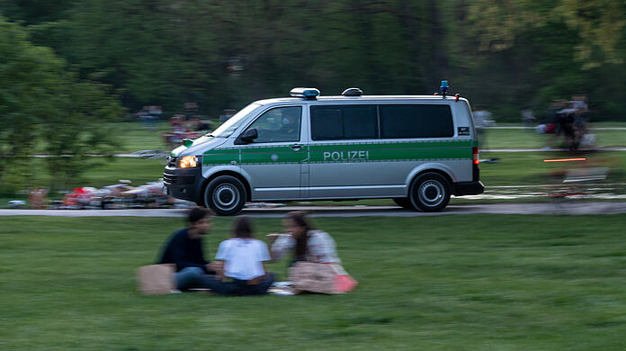 Polizisten kontrollieren in den späten Abendstunden im Englischen Garten. (Symbolbild)