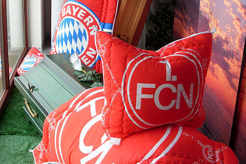 Die Ausstattung für den Fan-Sarg gibt&rsquo;s für alle Bundesliga-Vereine.