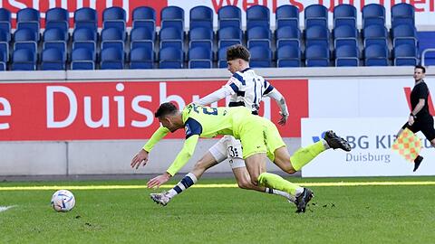 Unglücksrabe: Der hier strauchelnde Semi Belkahia bringt Duisburg mit seinem Patzer zurück ins Spiel. Sein Trainer Maurizio Jacobacci wartet weiter auf den Sieg