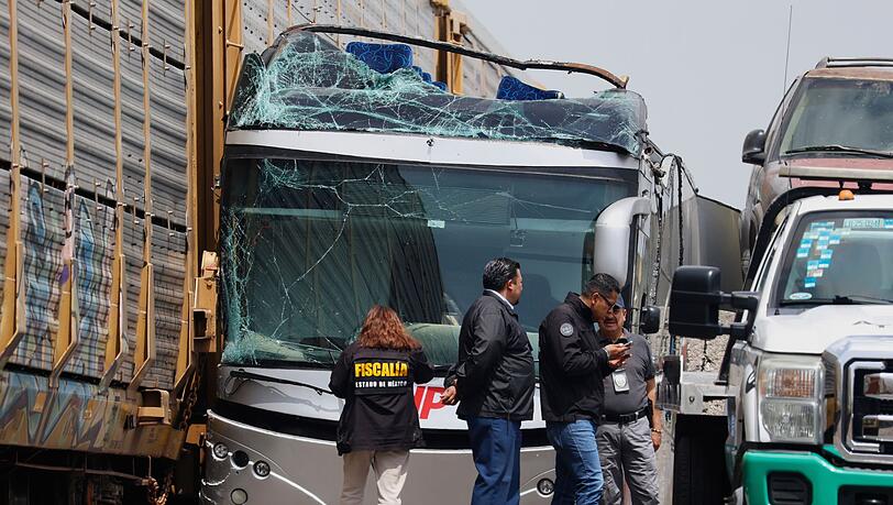 Der Busfahrer soll versucht haben, es noch vor dem Zug auf die andere Seite zu schaffen.