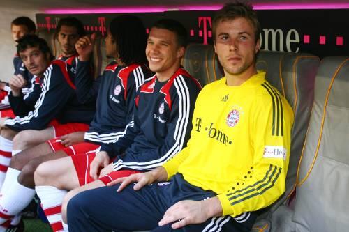 Frustriert auf der Bayern-Bank: Michael Rensing. Podolski  neben ihm hat Spaß.