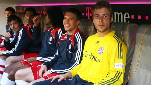 Frustriert auf der Bayern-Bank: Michael Rensing. Podolski neben ihm hat Spaß. Frustriert auf der Bayern-Bank: Michael Rensing. Podolski neben ihm hat Spaß.