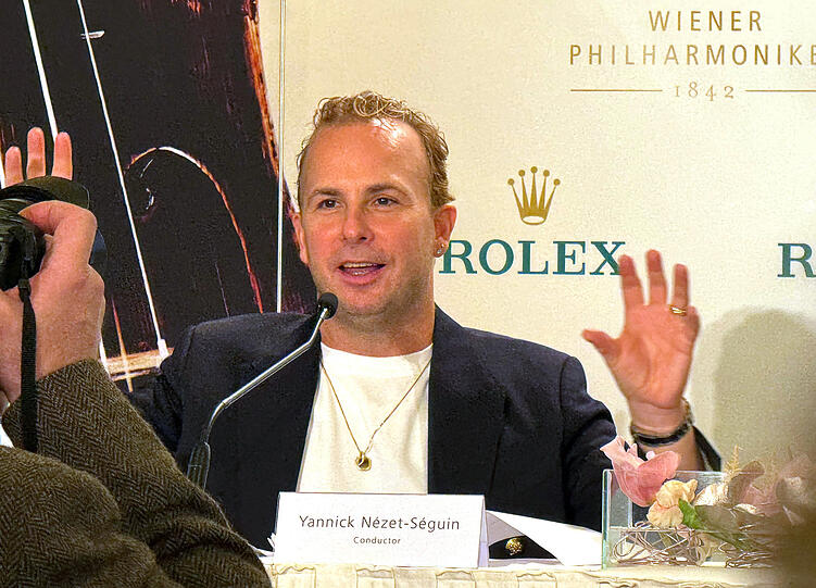 Der kanadische Dirigent Yannick N&eacute;zet-S&eacute;guin spricht bei der Pressekonferenz zum Neujahrskonzert 2026.