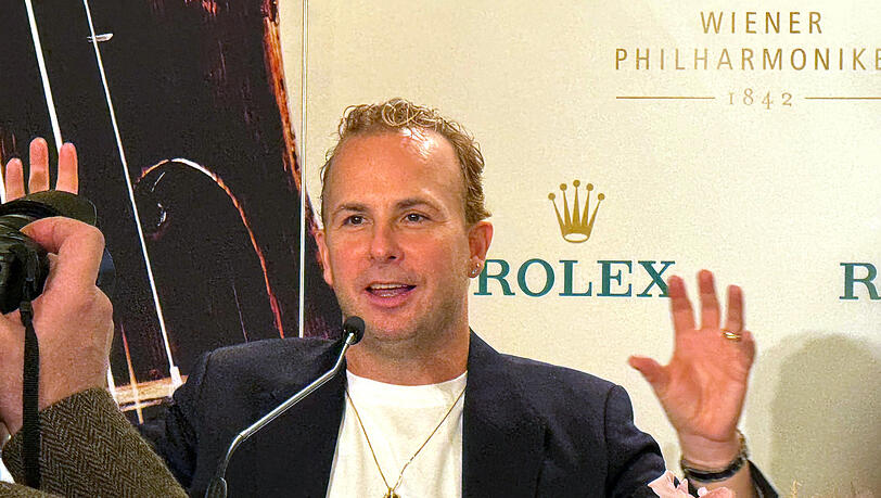 Der kanadische Dirigent Yannick N&eacute;zet-S&eacute;guin spricht bei der Pressekonferenz zum Neujahrskonzert 2026.