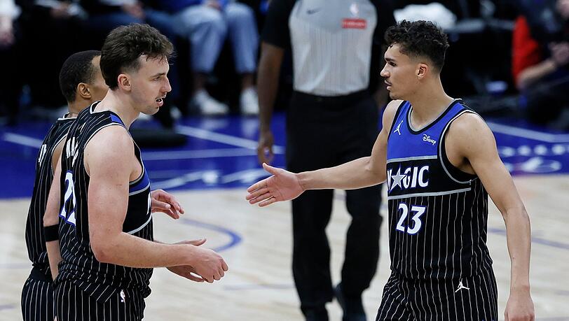 Zwei Europameister mit gutem Start: Franz Wagner (links) und Tristan da Silva haben mit den Magic den Auftakt in die Playoffs gewonnen.