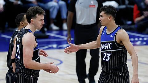 Zwei Europameister mit gutem Start: Franz Wagner (links) und Tristan da Silva haben mit den Magic den Auftakt in die Playoffs gewonnen.