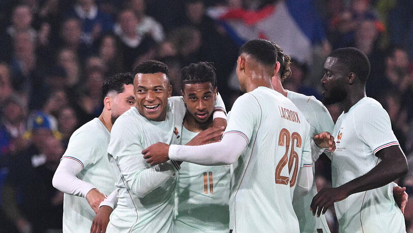 Der nach außen so introvertierte Michael Olise lässt lieber Tore für sich sprechen. Teamkollege Kylian Mbappé nahm in nun vor Reportern in Schutz. Der nach außen so introvertierte Michael Olise lässt lieber Tore für sich sprechen. Teamkollege Kylian Mbappé nahm in nun vor Reportern in Schutz.