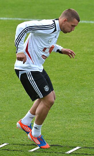 "Dankeschön, Polen" und "Gefällt mir" auf Polnisch - mit 11.000 Fans gerät das erste DFB-Training in Polen zum herzlichen Willkommensfest - und zur Geburtstagsparty für Lukas Podolski.